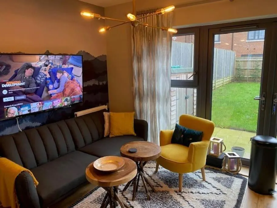 Villa Modern House By The Canal Southall